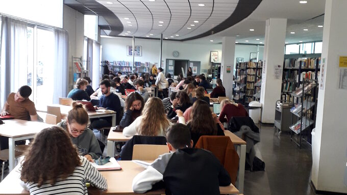 08-salle de travail vue depuis les portes vitrées (2).jpg