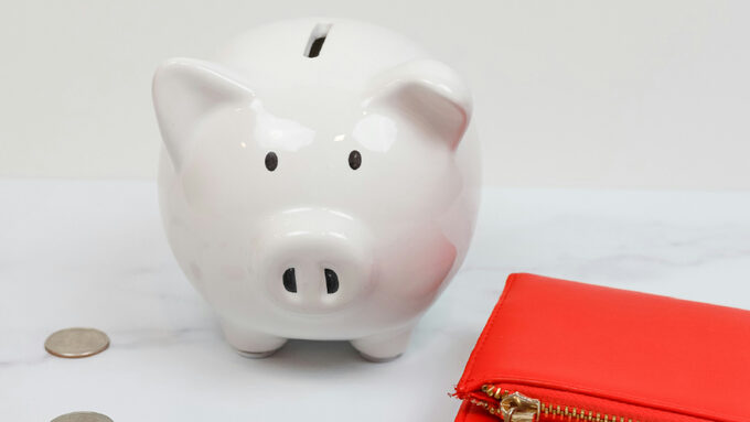 tirelire cochon blanche et portefeuille rouge