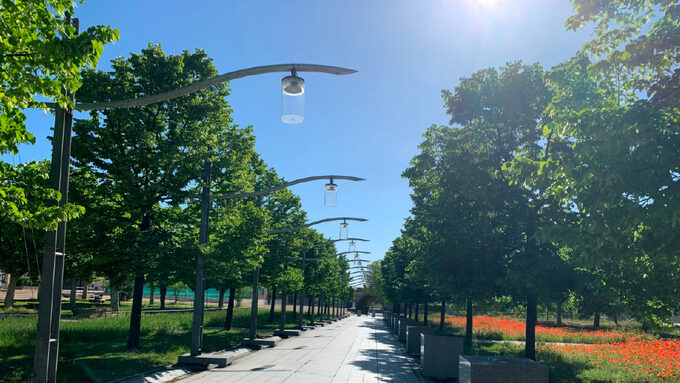 Allée des droits de l'homme ensoleillée