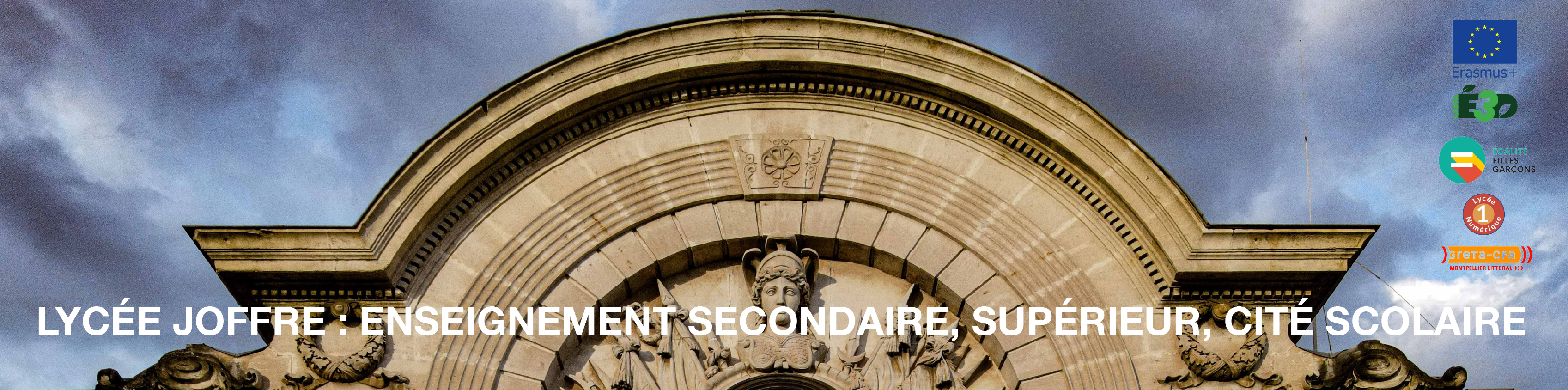 fronton ancien sur ciel nuageux